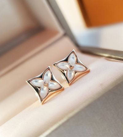  Louis Vuitton Color Blossom Rose Gold Inset White Mother Pearl Good Review Female Ear Stud