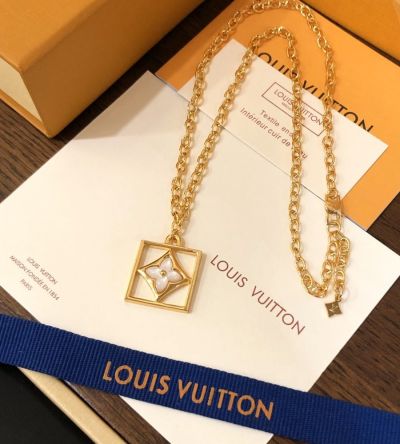 Louis Vuitton B Blossom Gold Square Embedded White Pearl Star Monogram Flower Decoration Ladies Necklace  