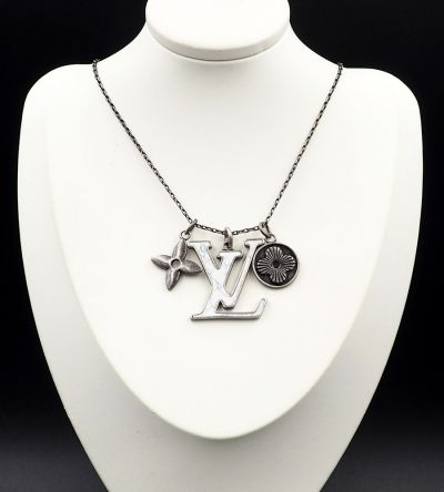 Louis Vuitton Initiales Female White LV Mark & Charcoal Grey Metal Monogram Flower Decoration High-end Necklace M00317