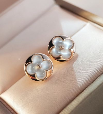 Copy Louis Vuitton Lady Color Blossom Rose Gold Inset White Mother Pearl Rounded Monogram Flower Earring Q96425