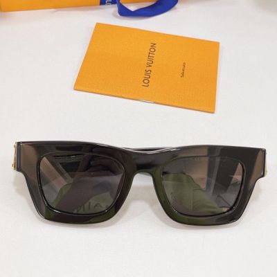  Louis Vuitton Square Black Frame Resin Lens Gold LV Initials On The Legs Male Match Sunglasses
