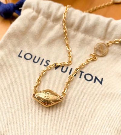  Louis Vuitton Female Malletage Supple Gold Rhombus Carved Monogram Flower & LV Mark & Circular LV Logo & Signature Label Decoration Necklace