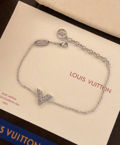 Louis Vuitton Essential V Perle Paved Diamonds Design V-Shaped Pendant Women Yellow Gold Plated Bracelet