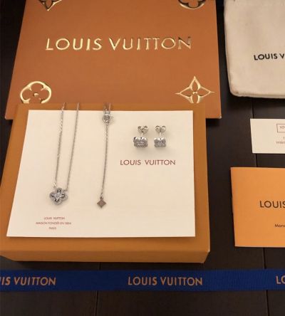 Louis Vuitton Dentelle De Silver Diamond Rounded Monogram Flower Necklace Asymmetrical Flower Ear Studs Lady Jewelry Set
