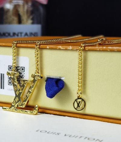  Louis Vuitton Edge Cadenas Women's Yellow Gold LV Letter Carved Monogram Flower Decoration Choker Online