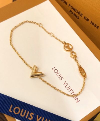  Louis Vuitton Essential V LV Logo Embossed V Signature Women Yellow Gold Plated Link Chain Bracelet Online M61084